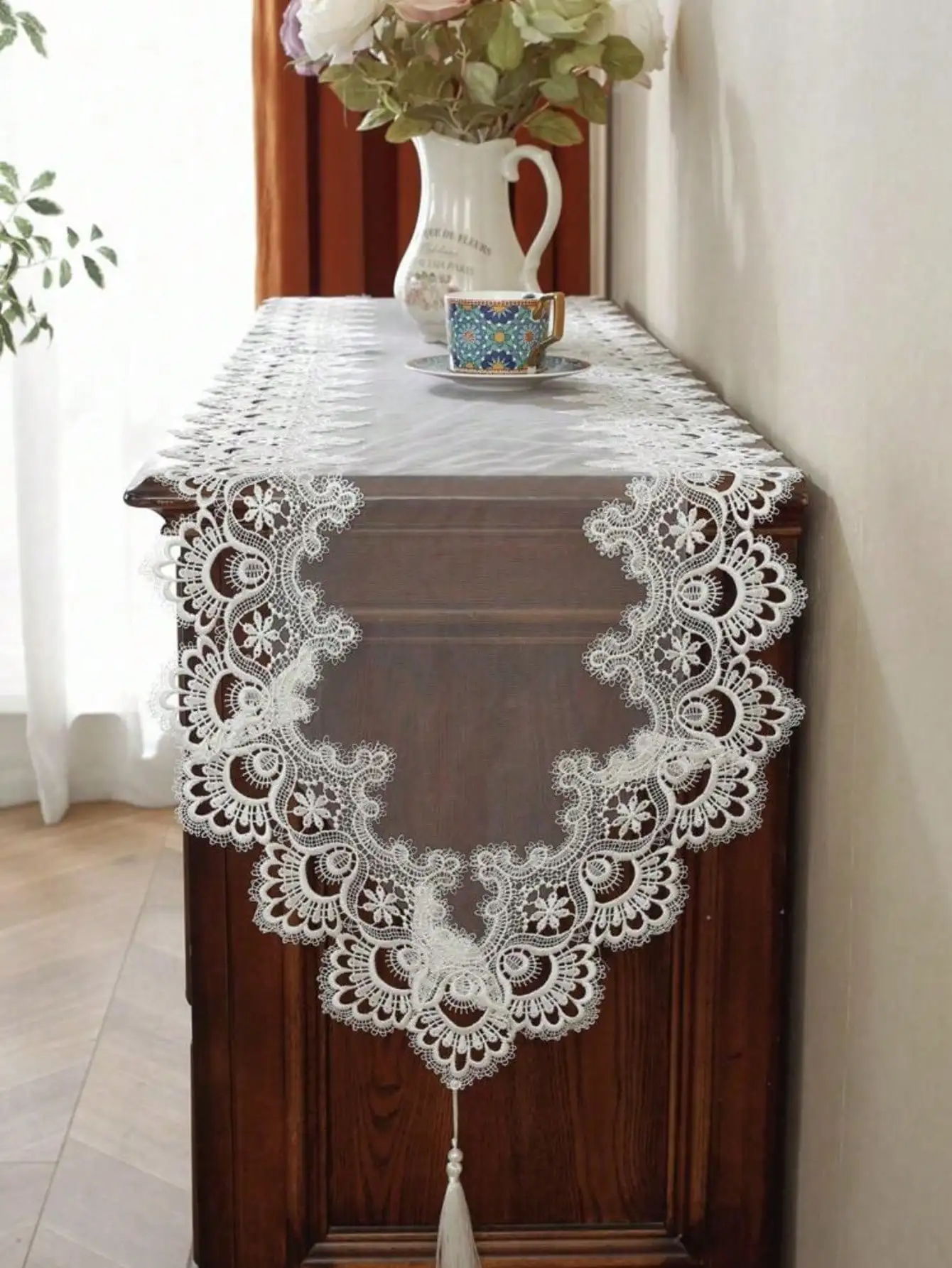 

1 Piece of Mesh Lace Embroidered Mesh Table Runner, French Simple Polyester Fiber Table Runner with Pendant, Suitable for Dining Table Coffee Table, Chest of Drawers and Shoe Cabinet for Daily Home Decoration and Wedding Party Festivals