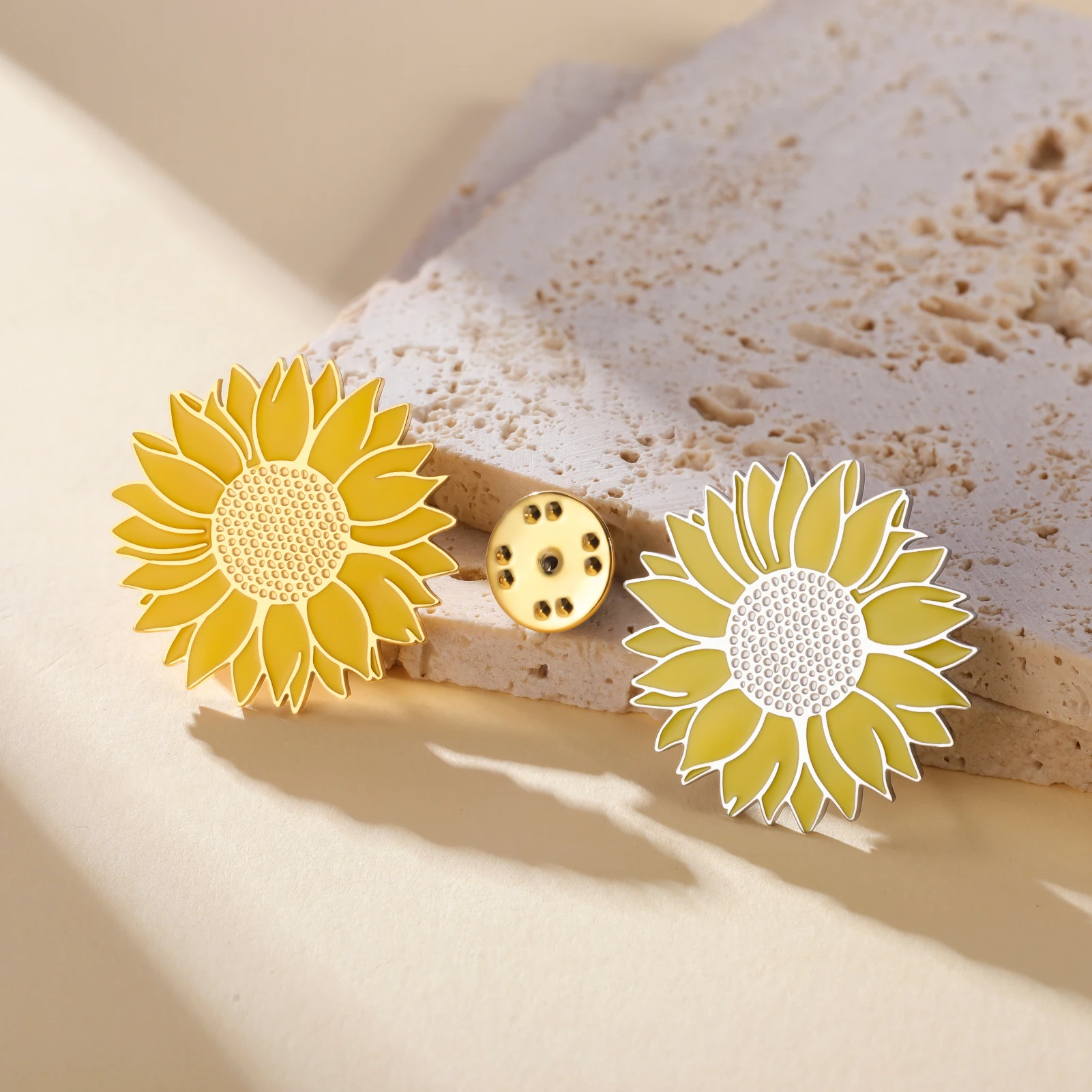 1PC Fashion Sunflower Brooch Stainless Steel Corrosion Drip Oil Craft Flower Brooch Men's Shirt Badge Fashion Collar Badge Gift
