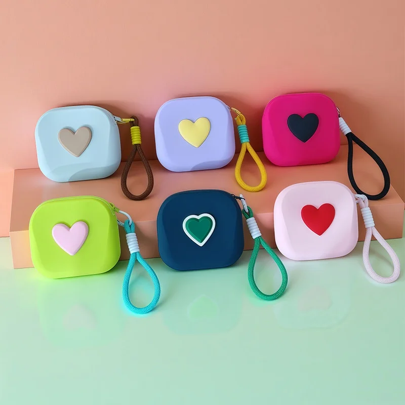 Heart Shaped Portable Silicone Makeup Bag for Women, Travel Waterproof Cosmetic Bag Gifts Zipper Closure Makeup Case with Handle