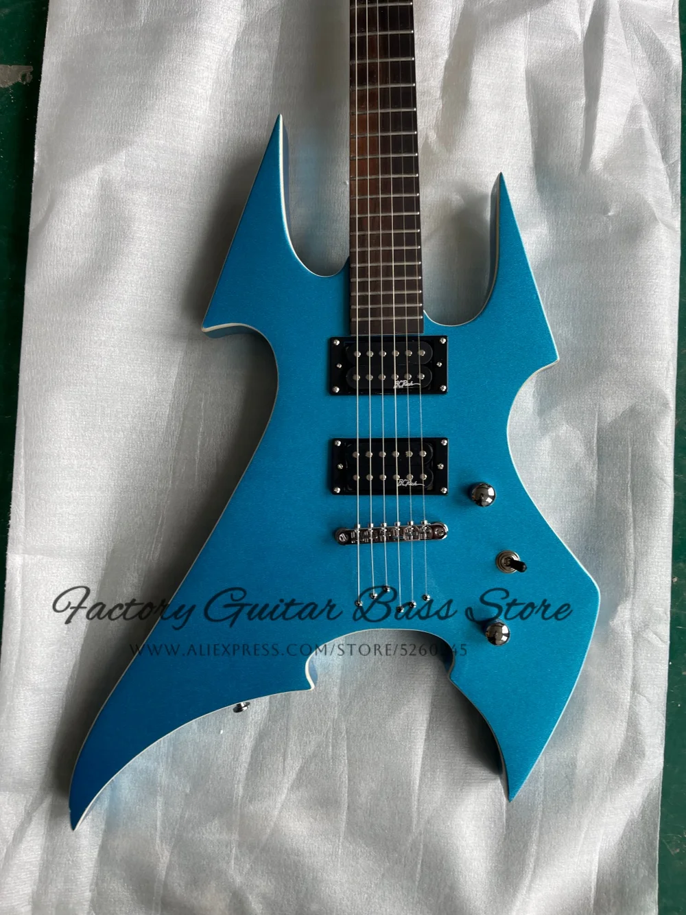 

Металлическая синяя гитара на заказ, корпус из цельного дерева с белой переплетом, накладка из палисандра, фиксированный бридж, звукосниматели HH