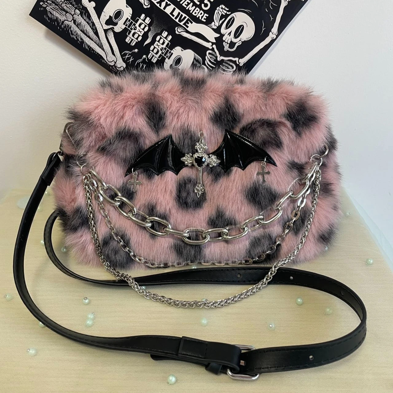 

Сумка-тоут в готическом стиле с розовым леопардовым мехом, украшенная черными крыльями летучей мыши и крестами, для женщин, с цепочками-ремешками