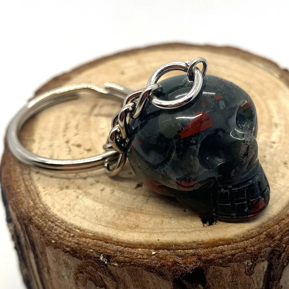 Natural Stone Amethyst Pink Crystal Keychain Pendant 18x24mm Skull Charm Keychain Halloween Christmas Gifts for Women and Men