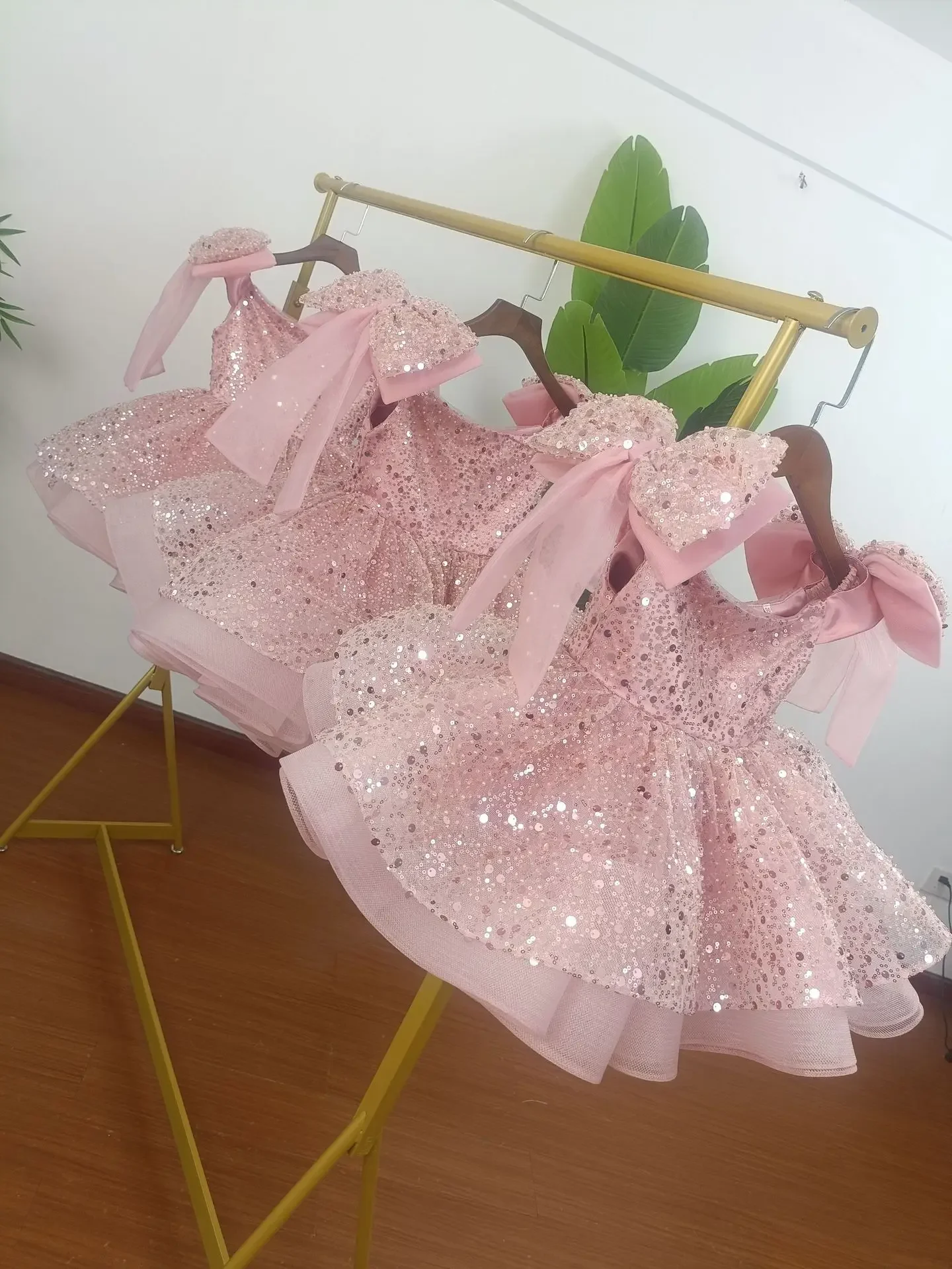 

Gorgeous and Elegant Social Streaming New Year Dress Girl Wedding Evening Dress Bowlla and Fluffy Ball Clothing White Wedding