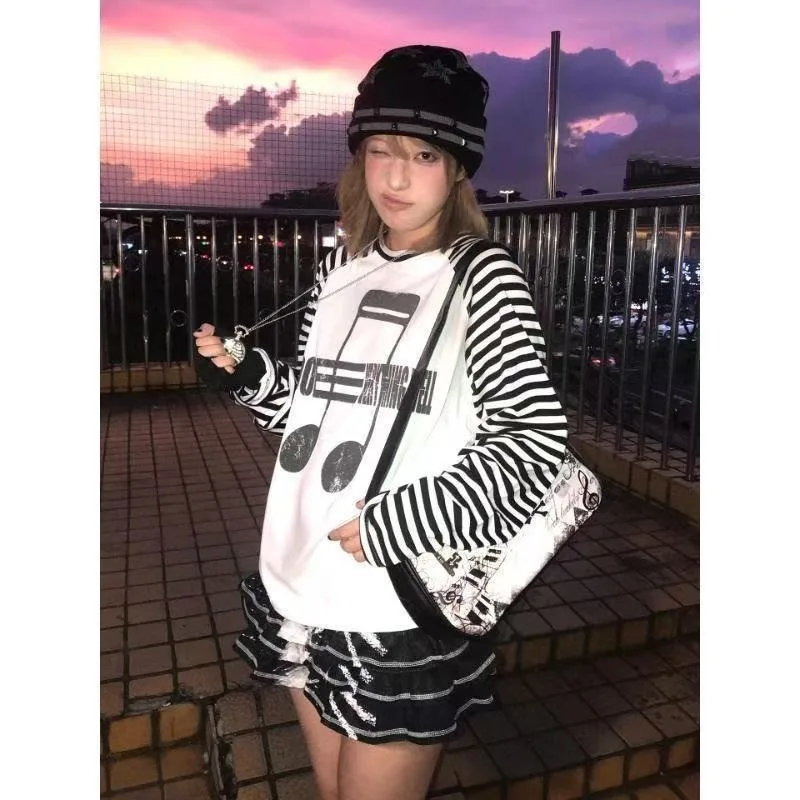 تي شيرت مخطط بأكمام طويلة للسيدات 2000's Y2K بلايز جرافيك طباعة تي شيرت عتيق ملابس الشارع الشهير مضحك تي شيرت ملابس السيدات جديد 2025