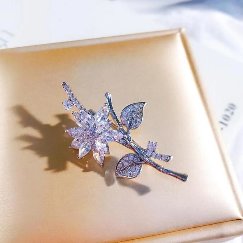 เข็มกลัดแฟชั่นเพทายรูปดอกไม้แฟชั่นคลาสสิกสีสันสดใสของผู้หญิงเข็มกลัดเย็นสุดสร้างสรรค์ของขวัญ aksesoris Bros