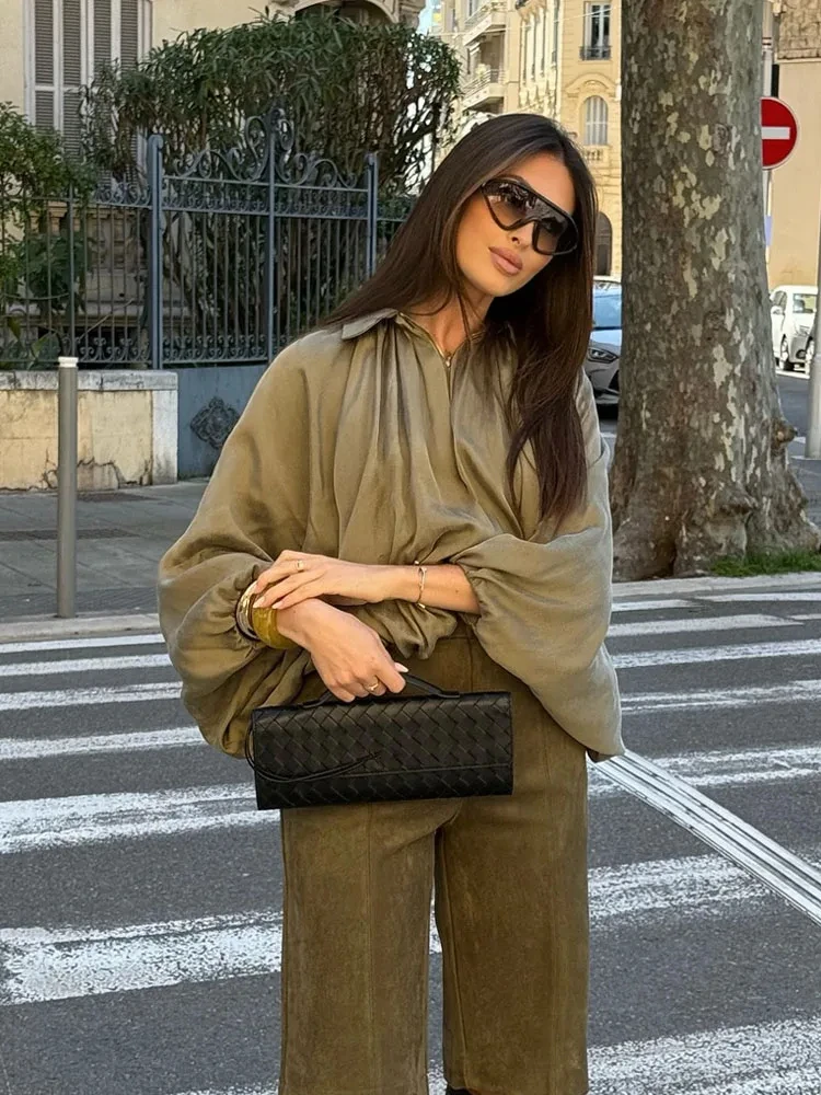 سترة نسائية ربيعية غير رسمية من TRAFZA بأكمام الخفافيش مزخرفة بطيات سترة فضفاضة 2025 معطف نسائي أنيق بسحاب تصميم متين