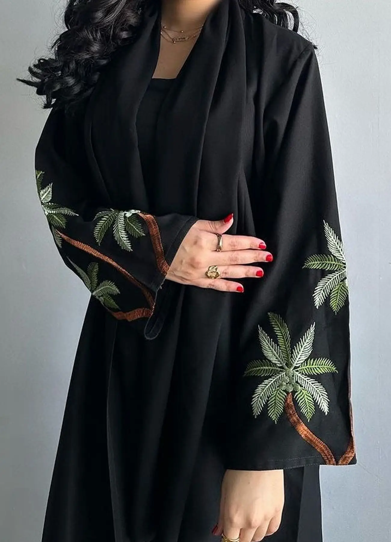 

Мусульманская женская черная Абая с вышивкой пальмового дерева, с длинным рукавом, свободная посадка для повседневных религиозных мероприятий, стильная Ближневосточная