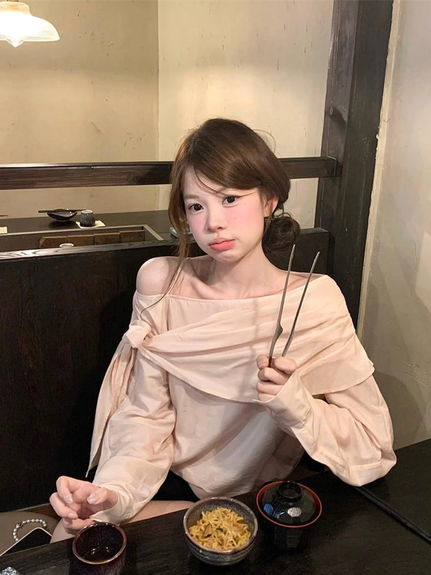 

Женская блузка с длинным рукавом и открытыми плечами, весна 2026, новая коллекция, с изысканным дизайном, модная, свободного кроя, в нежном стиле