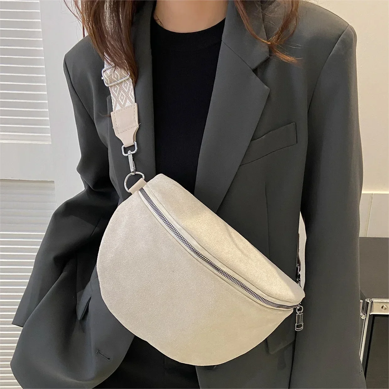 Fashion Suede Women Waist Bag Retro Half Moon Banana Bag Wide Strap Ladies Shoulder Satchel Designer Chest Bag Luxury Fanny Pack