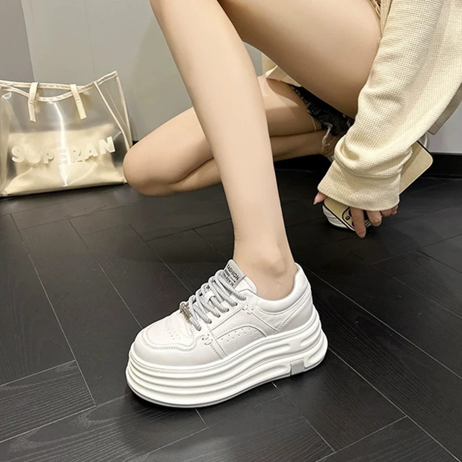 

2025 Новые белые кроссовки из натуральной кожи на толстой подошве, осенняя спортивная обувь, повседневные женские туфли стелькой, увеличивающие рост.