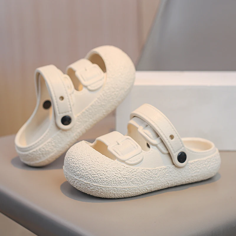 

A pair of children's convertible sandals closed-toe anti-slip adjustable buckle for indoor outdoor beach and daily wear ZZ-350