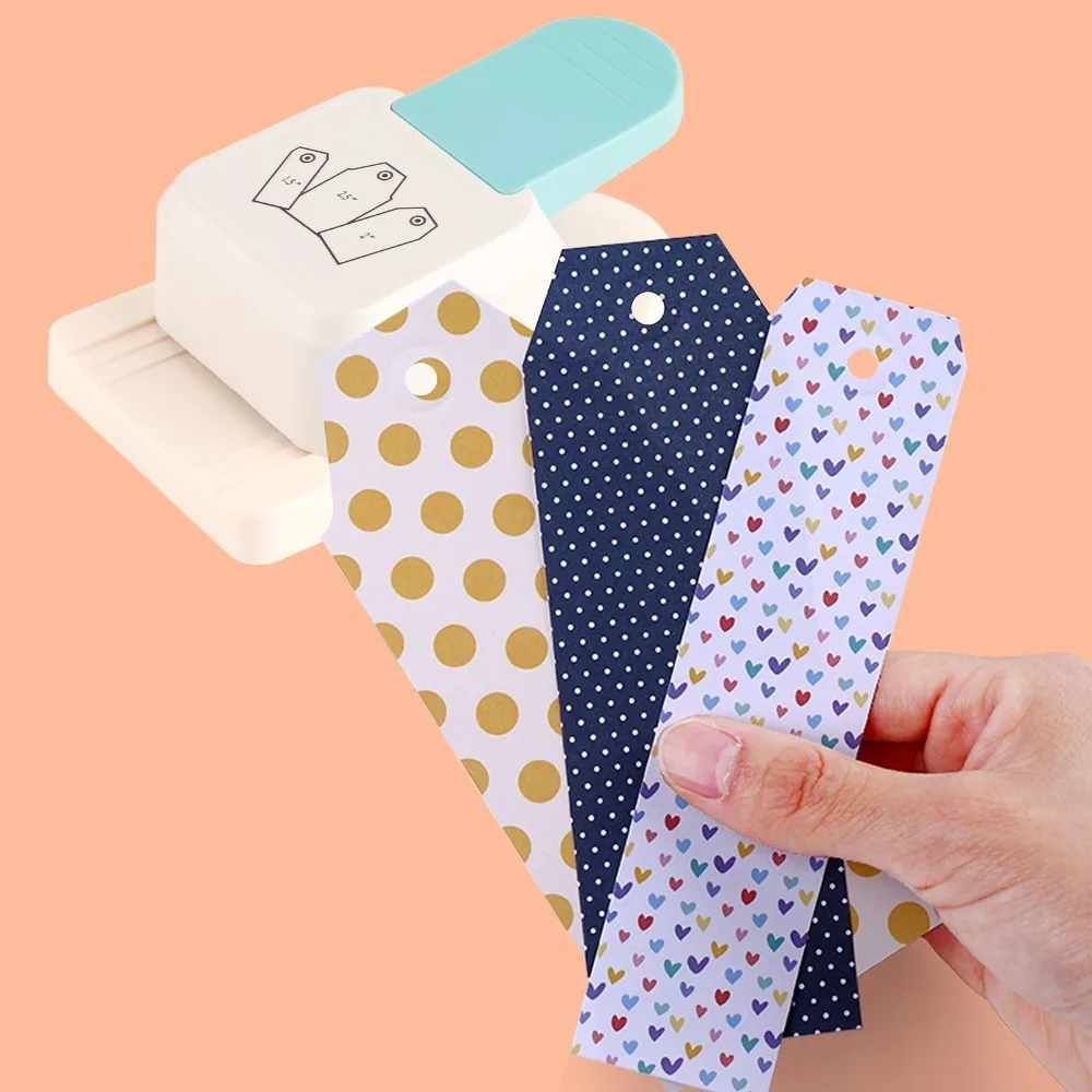 頑丈な金属製タグパンチ。軽量ボディで、様々な形状の紙に穴を開けることができます。コンパクトなサイズで、表面が滑らか。手動で操作できるため、手作りのタグやクラフトに最適です。