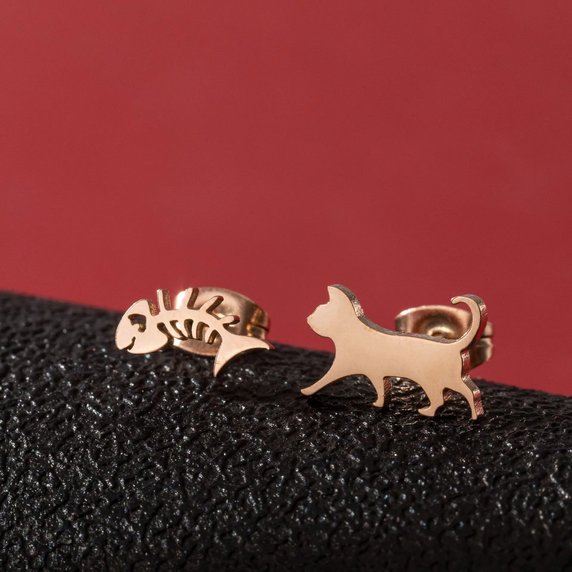 2024 new fashion cat fishbone earrings asymmetrical earrings personality everything with niche cartoon animal earrings accessori