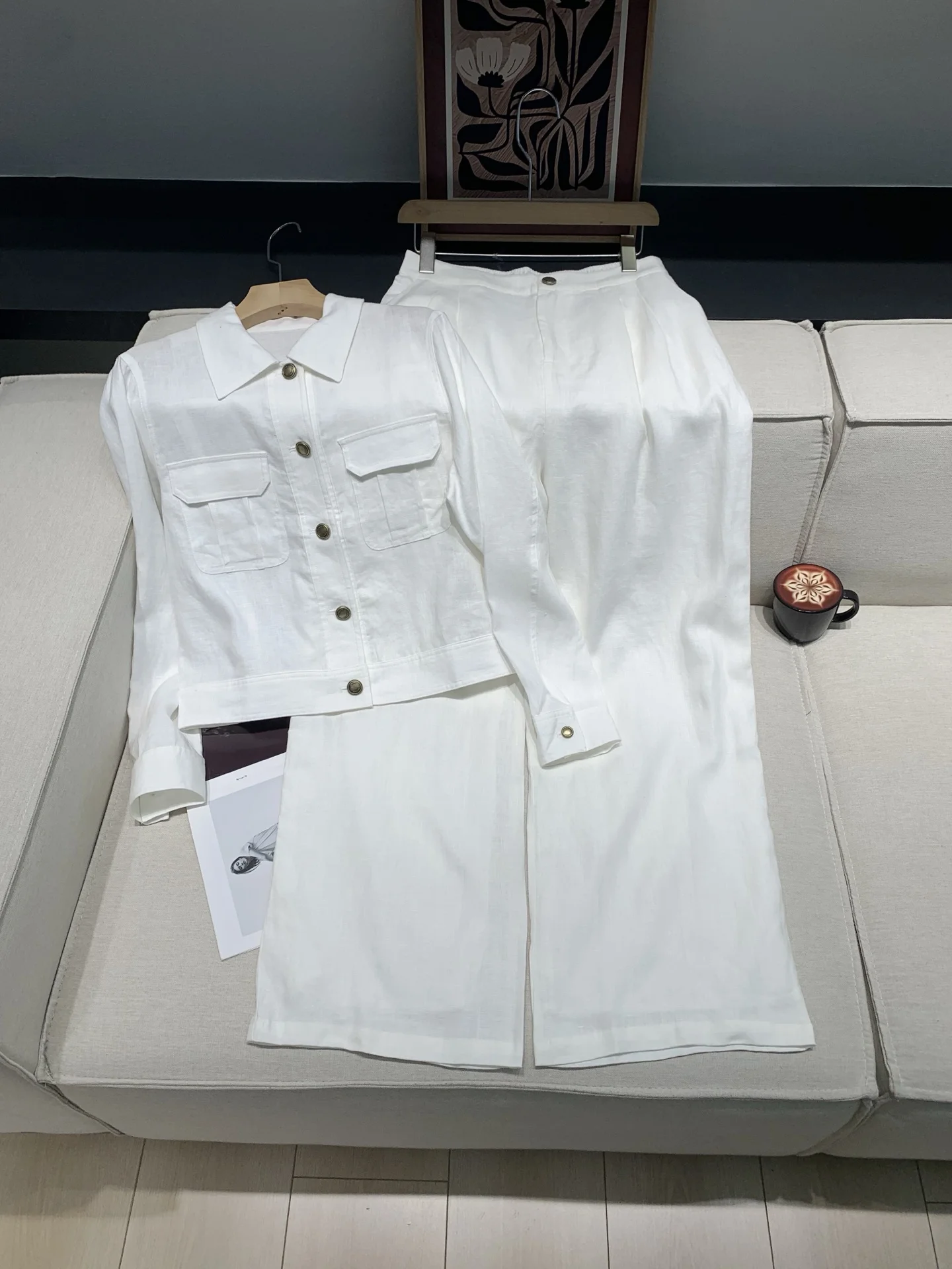 

Женский костюм из 100% льна: рубашка с отложным воротником на одной пуговице и длинными рукавами + брюки с высокой талией, прямые, широкие штанины