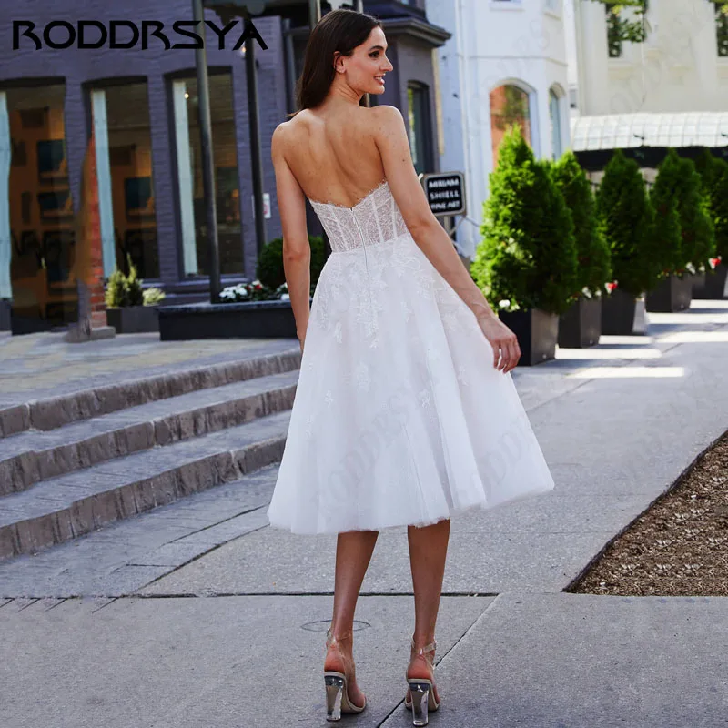 RODDRSYA Sexy Strapless A linha Vestidos De Casamento Lace Backless Princesa Vestidos De Novia Elegante Tulle Custom Made Chá de Comprimento Sexy Strapless A linha Vestidos De Casamento Lace Backless Princesa Vestidos