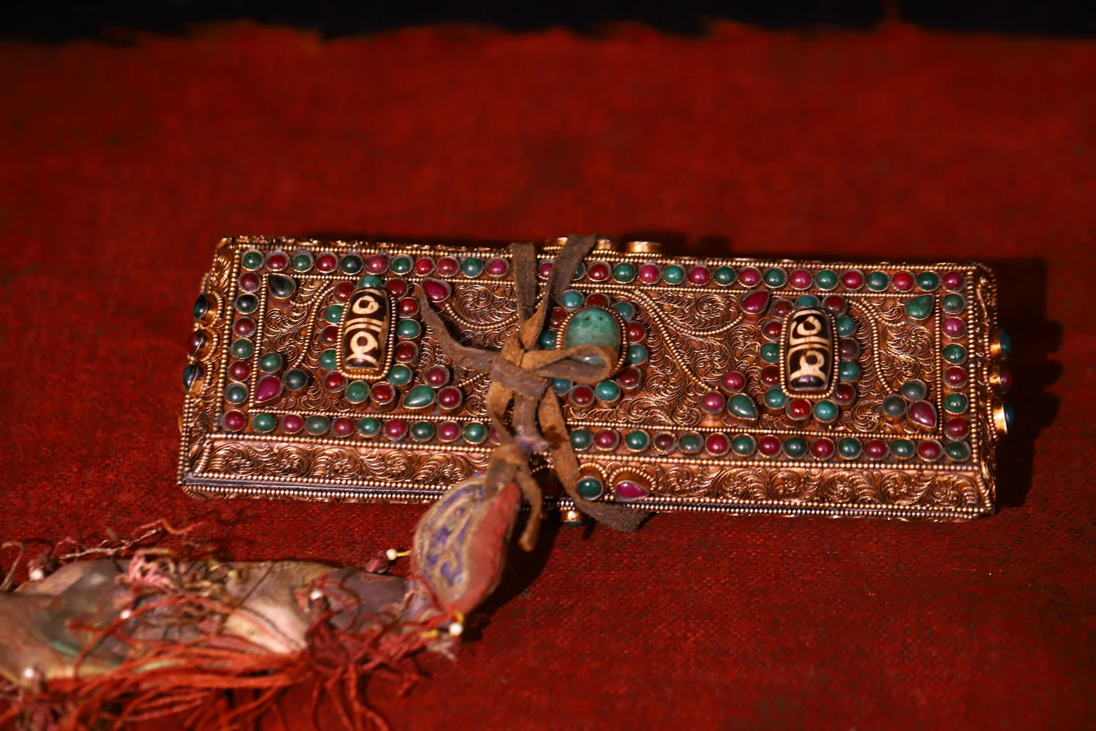 Old Tibetan silver Gilded filigree Mosaic Gem gZi Beads Old scriptures scripture Buddha statue Study screen Amass wealth