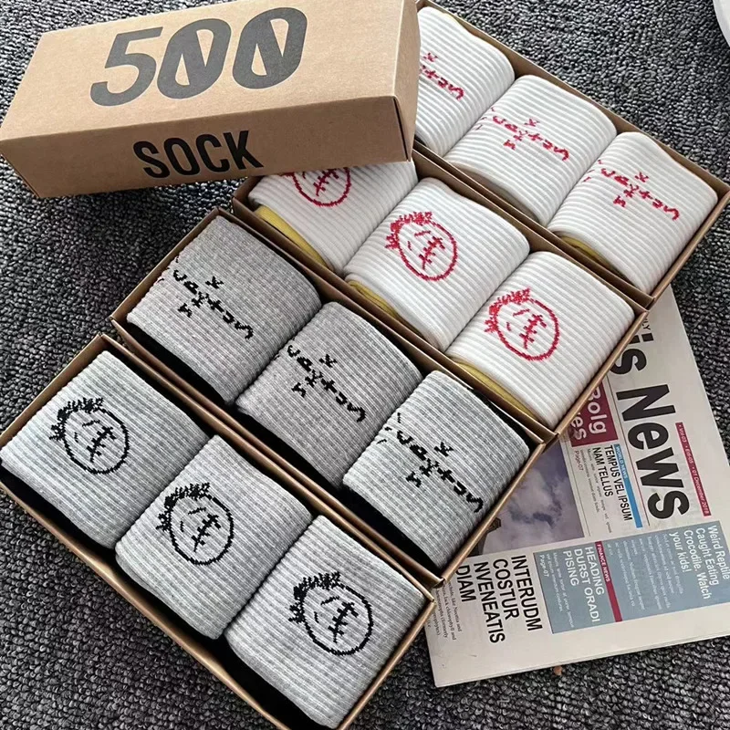 

3 pairs of gift box sports trendy socks, yellow hip-hop street skateboard, basketball cycling, casual couple mid length socks