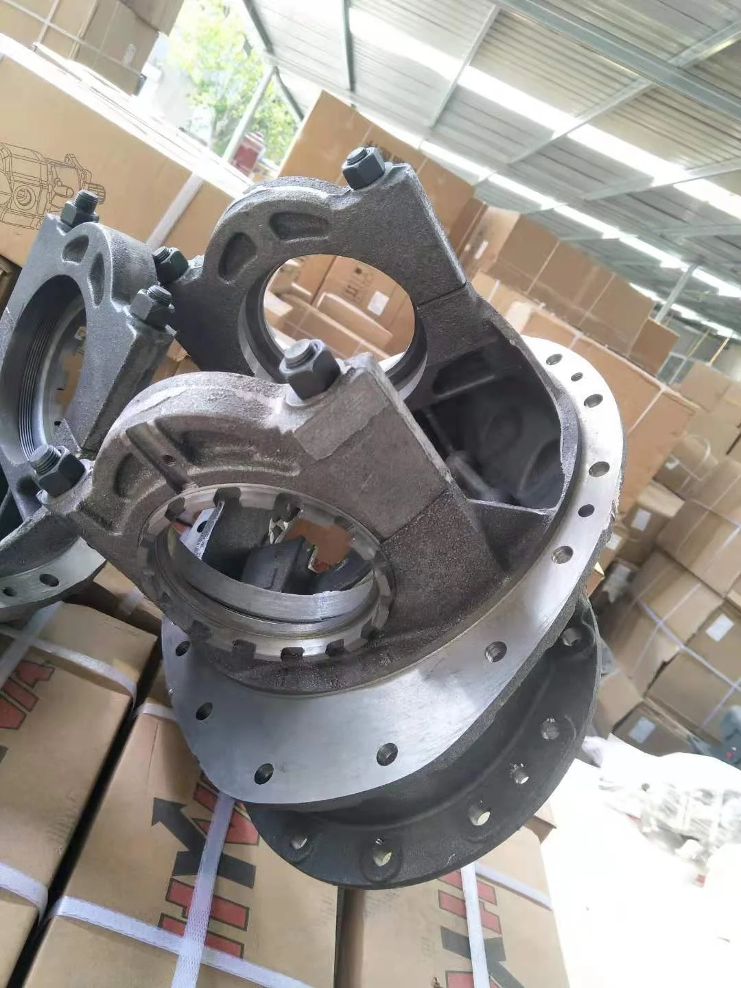 For HOWO TRUCK HC16 MIDDLE AXLE Diff Cage WG9014320120