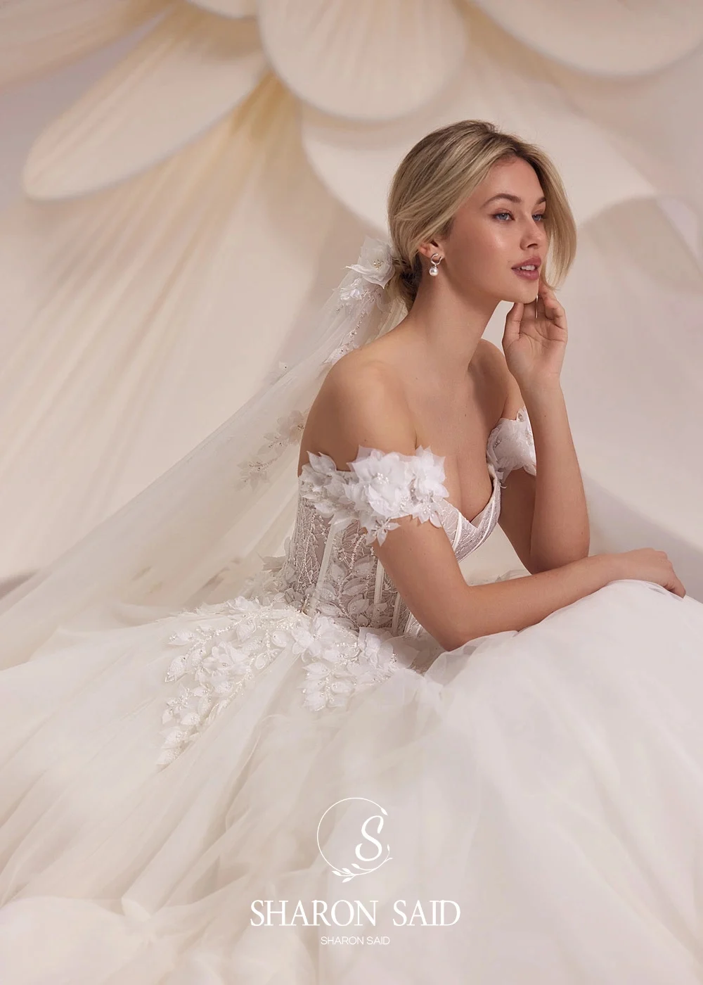 シャロンはロマンチックな 3D 花チュールオフホワイトのウェディングドレス 2025 オフショルダーボールガウンプリンセス花嫁ドレス SW242 カスタマイズ