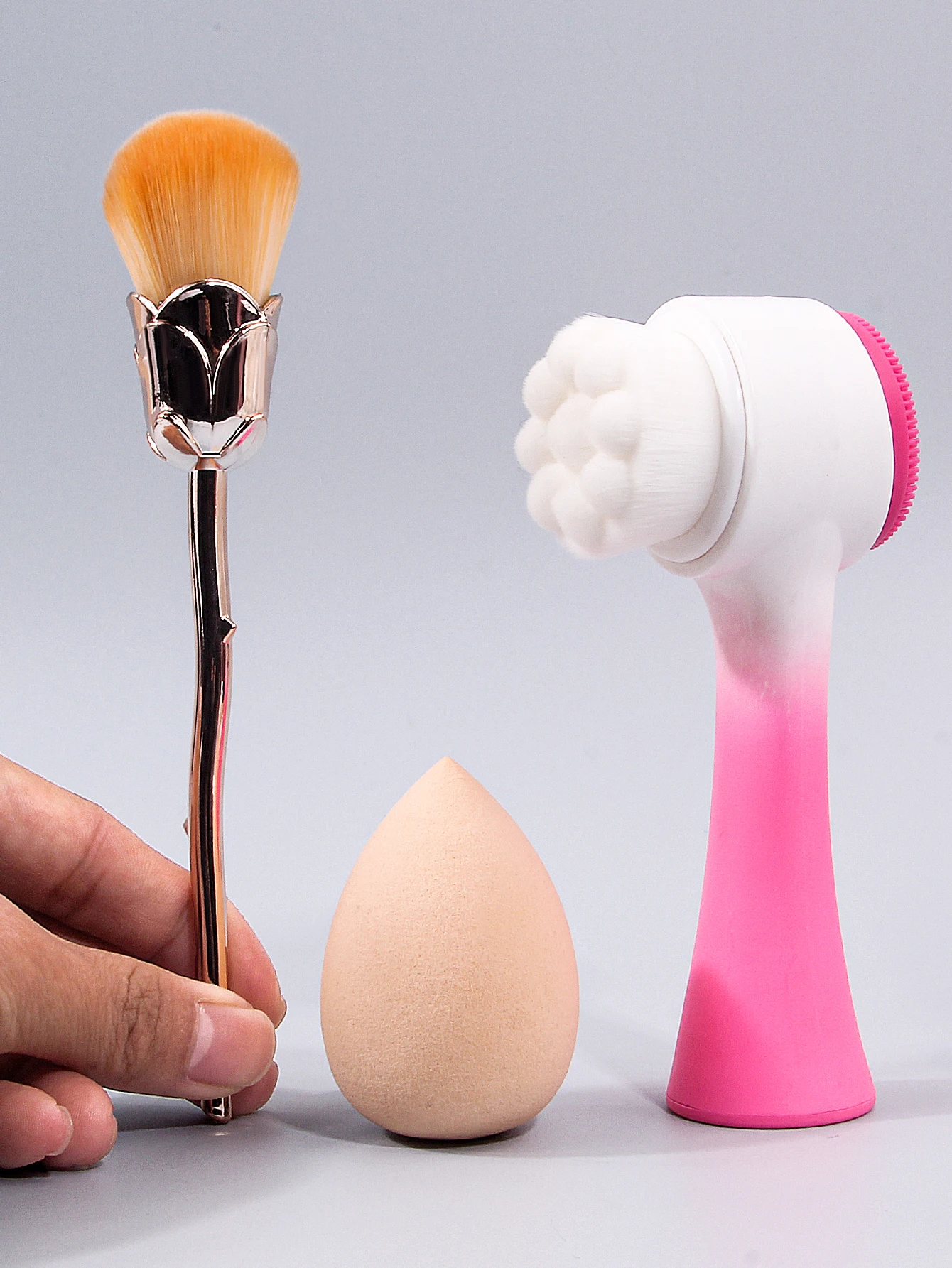 12 قطعة من أربطة الشعر الناعمة وأربطة المعصم وفرش الوجه وإسفنجة البودرة غير اللاصقة وفرش مكياج على شكل وردة