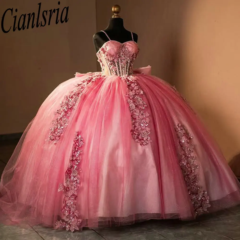 

Розовые иллюзии на тонких бретельках с бантом, платья Quinceanera, бальное платье, расшитое блестками, аппликации, кружево, сладкий 15 лет, мексиканский индивидуальный заказ
