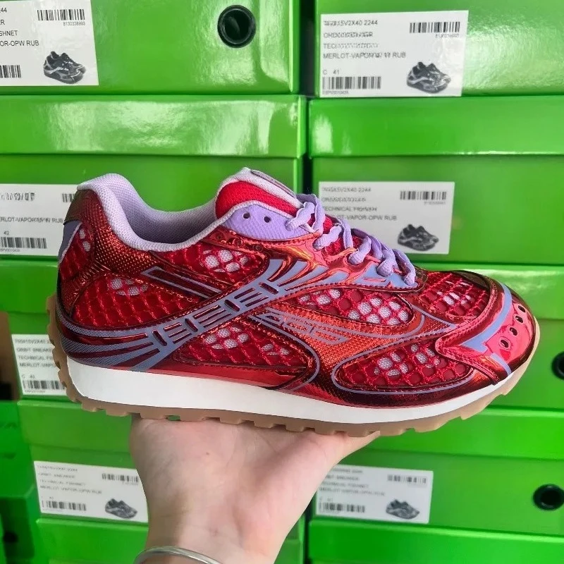 Modellen van trendy hardloopschoenen, comfortabele en lichte sportschoenen voor heren en dames