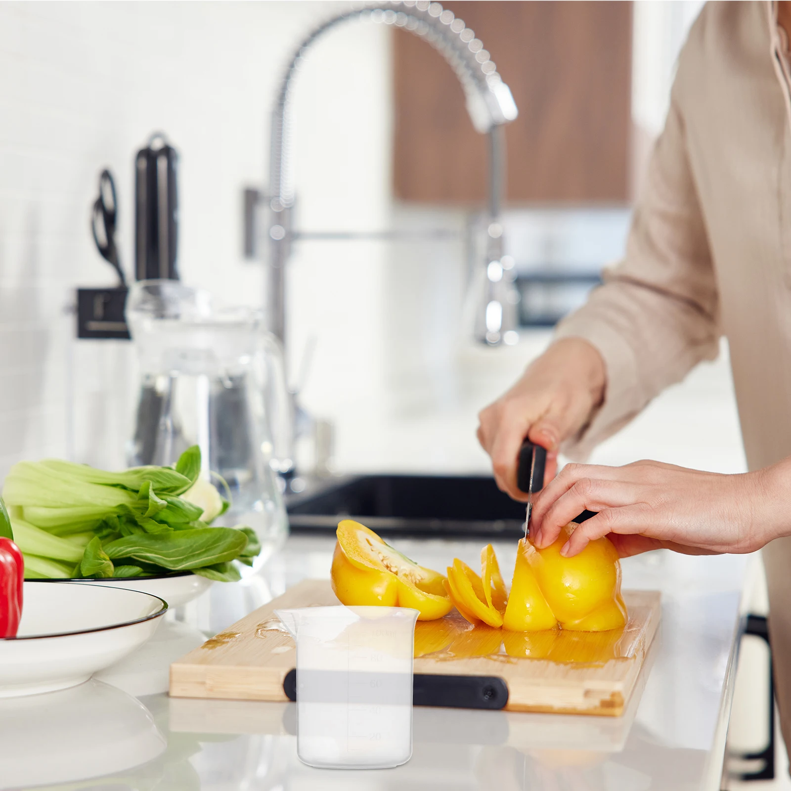 

20 pcs 100Ml Plastic Measuring Cup Graduated Liquid Container Lab Baking Household Use High Temp Resistant Wide Mouth Measuring