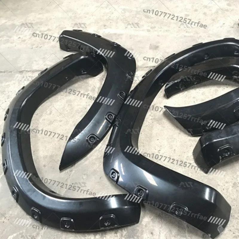 Long wheel arch, wear-resistant tires, strong fenders, black fenders, bell mouth.