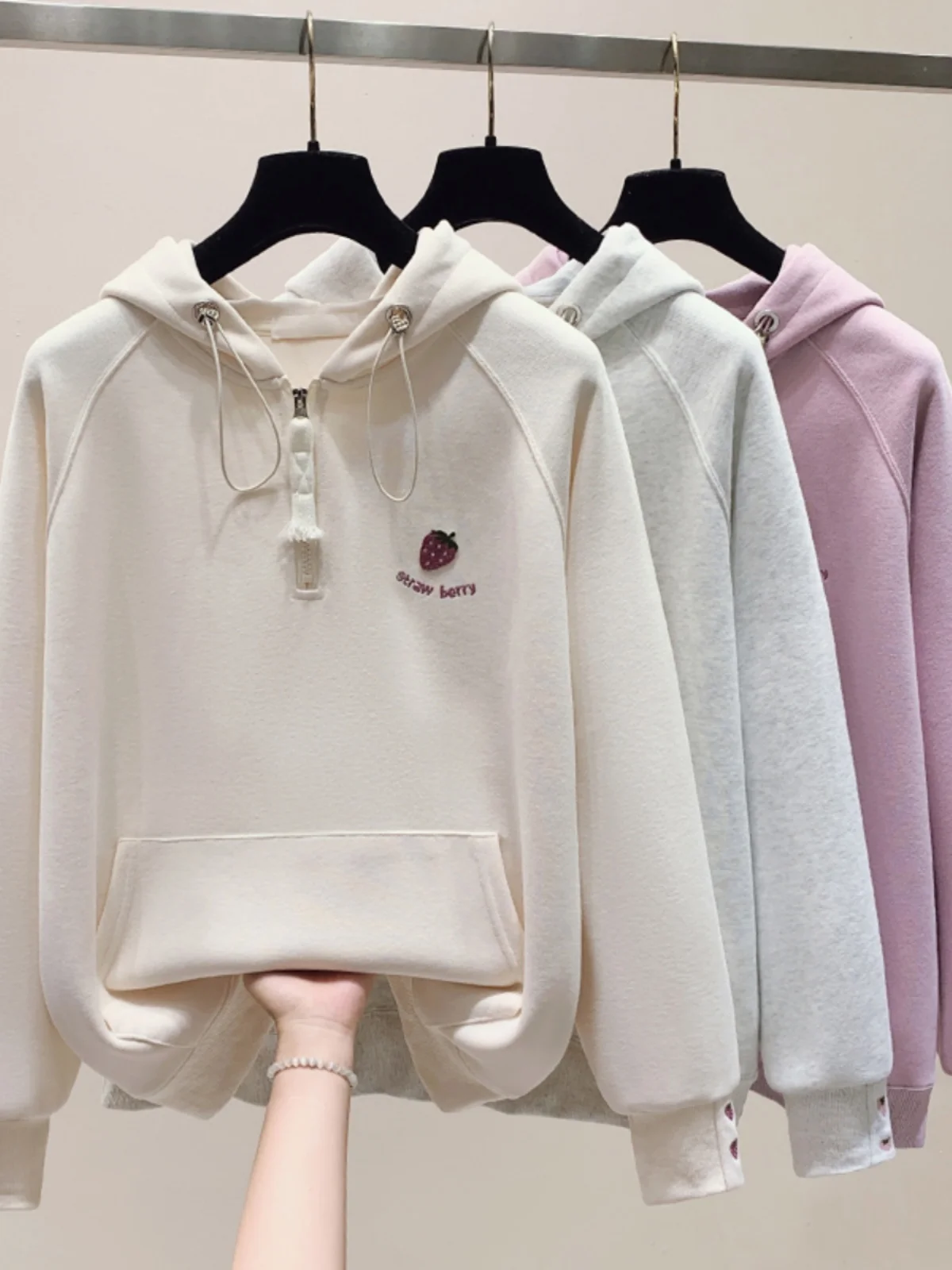 

Элегантная женская толстовка с вышивкой клубники на молнии до середины груди, весенне-осенняя, в милом студенческом стиле, свободного кроя, с длинным рукавом