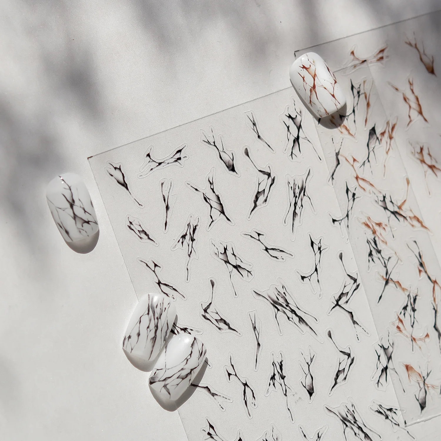 สติกเกอร์ตกแต่งเล็บลายเส้นไม่สม่ำเสมอแบบปั๊มร้อน 5 มิติ สีดำขาวเมทัลลิกลายกราฟฟิตีแบบเส้น ลายฉลุลายติดเล็บ