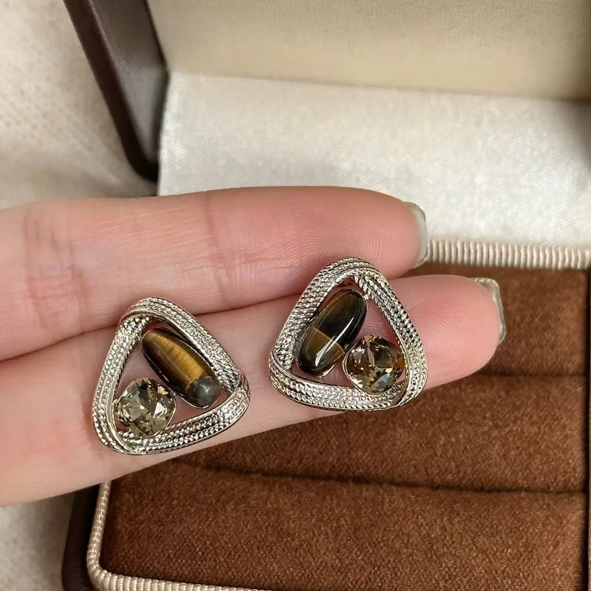 Vintage Maillard Style Geometry Triangle Stud Earring for Women Simple Unique Temperament Charm Versatile Party Jewelry Gift