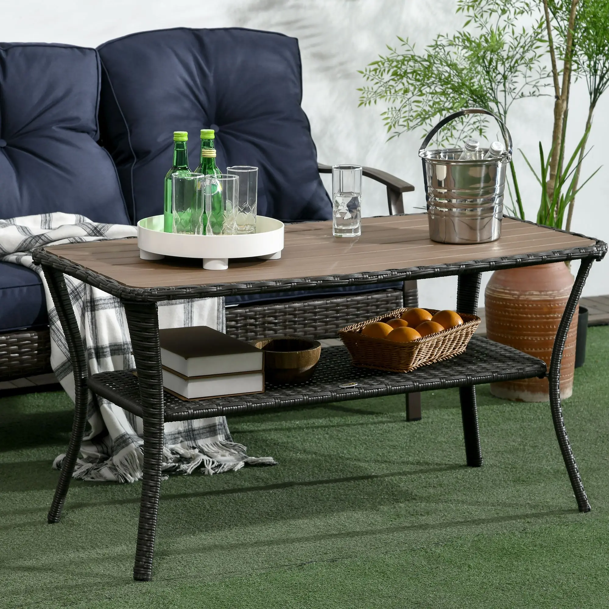 لطاولة القهوة Outsunny Patio Rattan مع رف تخزين وطاولة جانبية من الخوص والخشب والبلاستيك المركب باللون البني المختلط