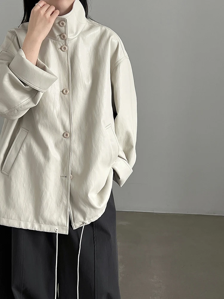 [EAM] Beige Drawstring Big Size PU Leather Jacket New Stand Collar Long Sleeve Women Coat Fashion Tide Spring Autumn 2026 1DJ949