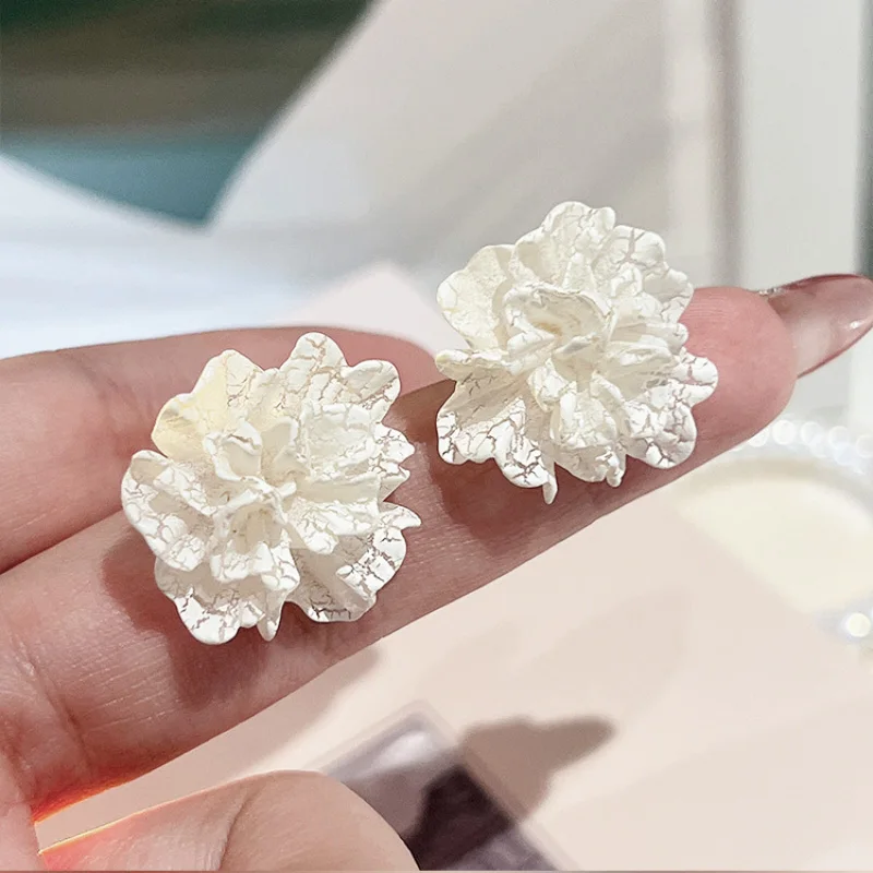 Blooming White Flower Stud Earrings for Women Stripe Design Irregular Petal Acrylic Korean Fashion Girls Ear Accessories