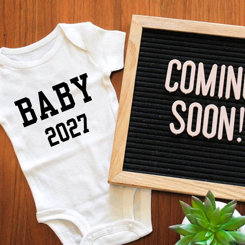 Simple Baby 2027 Letter Print Baby Onesie Cotton Newborn Bodysuit 2027 Birth Pregnancy Reveal Photo Prop Short Sleeve Romper