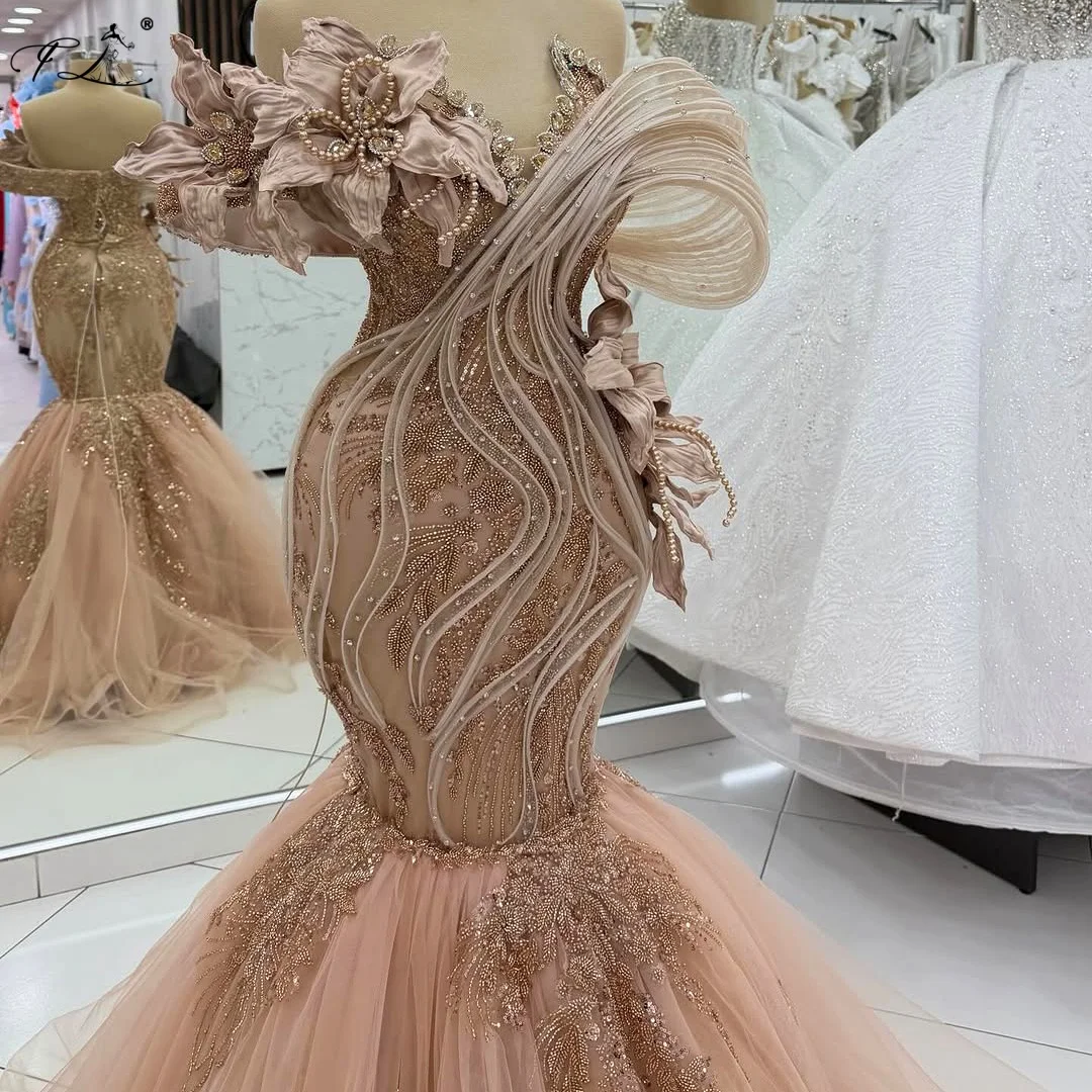 

Вечернее платье-русалка цвета шампань с цветочным узором, бисером, кристаллами, пайетками, тюлем, шлейфом и оборками на плечах. Изысканное платье.