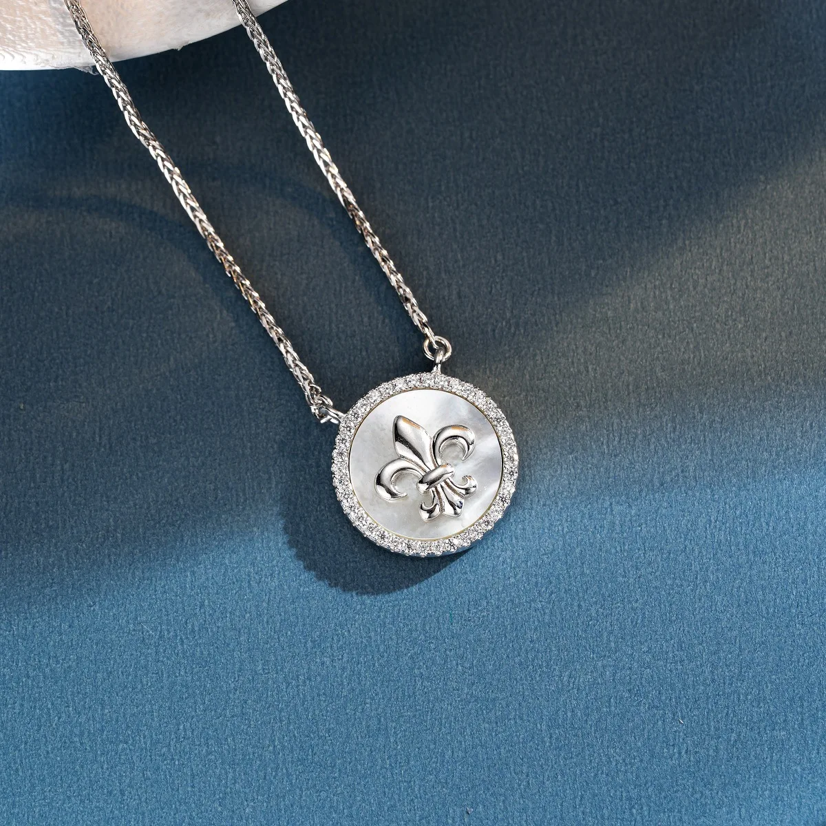 PT950 Platinum Agate Necklace for Women - Small Radish Bestseller Compass Round Pendant