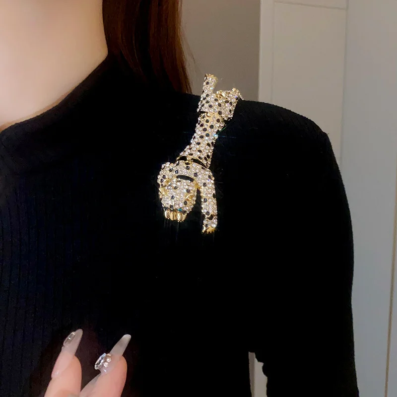 Vintage Hyperbole Gold or Silver Plated Rhinestones Large Tiger Leopard Shoulder Decor Brooches Jewelry For Women Gift
