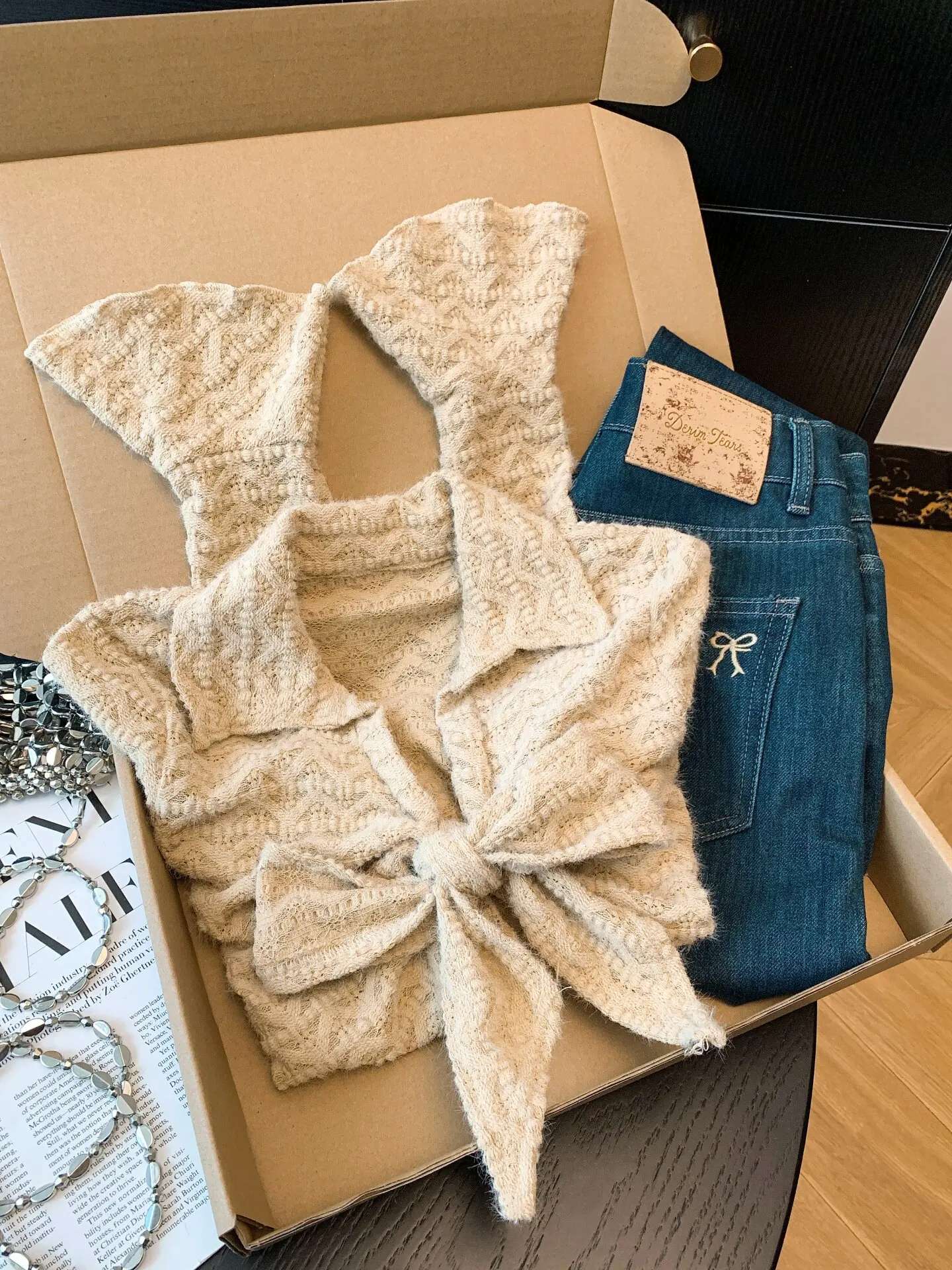 

Сексуальный кружевной топ с V-образным вырезом и поясом, женская модная новинка весеннего сезона, высокое качество от Guangzhou Thirteenth Fac