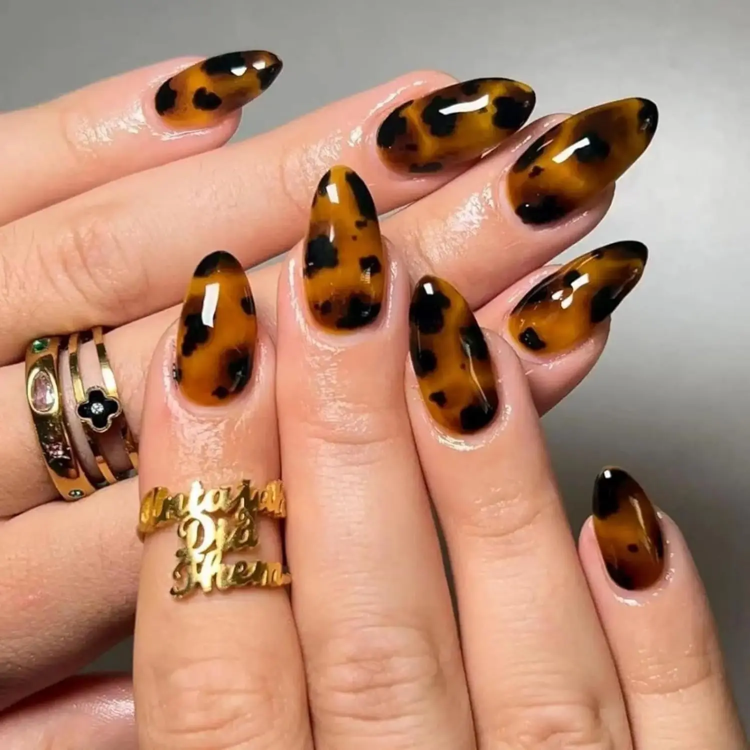 Brown Nail Press ons Leopard Print Fake Nails Medium Almond False Nail with Design Glossy Full Cover Glue on Nails 24Pcs