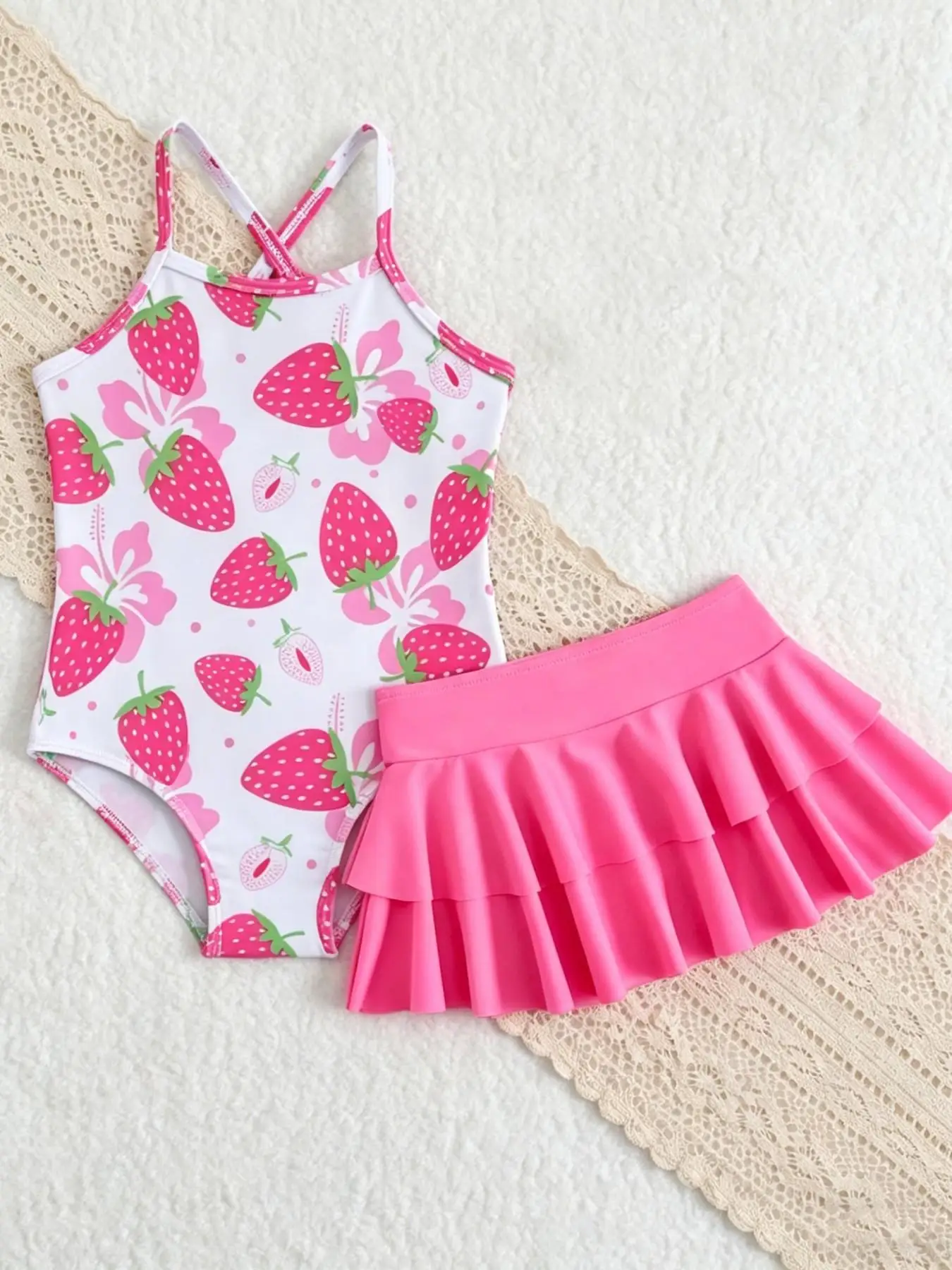Kinder-Badeanzug mit Erdbeer-Muster und Hosenträgern + doppellagiger Rüschenrock, zweiteiliges Set für Mädchen, Strand-Urlaubs-Badebekleidung, Strand-Baby-Badeanzug-Set, Rot und Rosa, süß, modisch, vielseitig – Detail 7