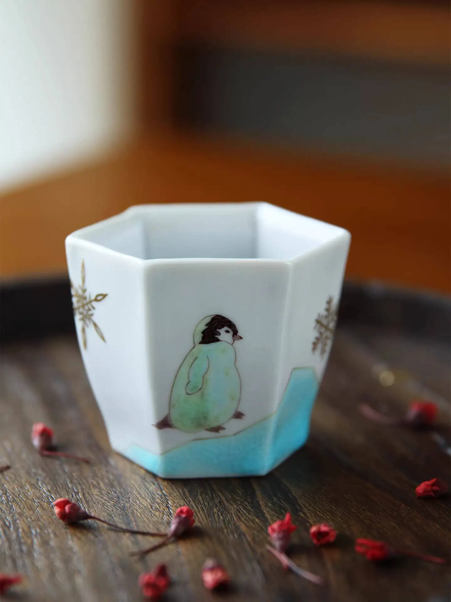 Juego de cajas de madera con tazas hexagonales de sake y té, de porcelana Kutani importada de Japón, pintadas a mano por Yamagishi Aoshige con motivos de hielo, nieve y pingüinos.