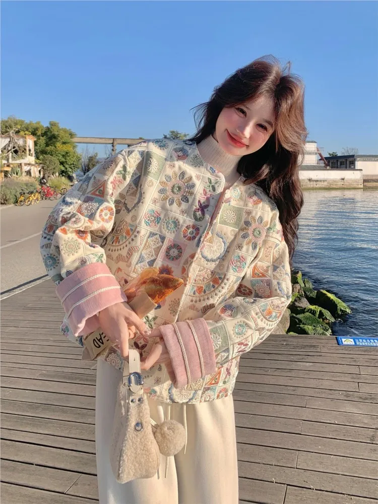 A new Chinese-style design with heavy floral embroidery and patchwork, versatile youthful top for women