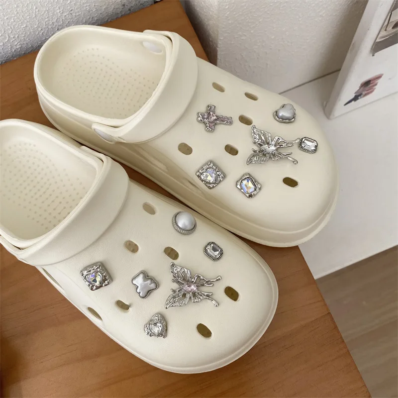 

Temperament hollow butterfly alloy shoe flower sweet cool diamond-studded delicate accessories high-end shell Clogs accessories