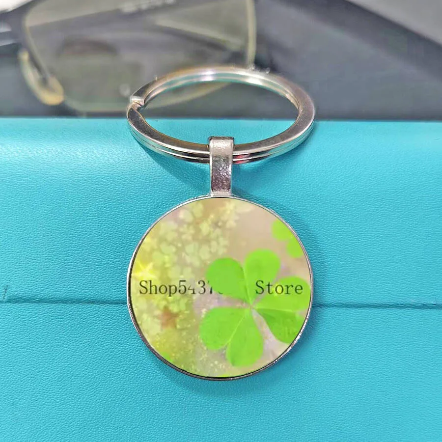Light green background, dark green leaves, lucky grass pattern, small sisters can use the same key chain pendant with diy design