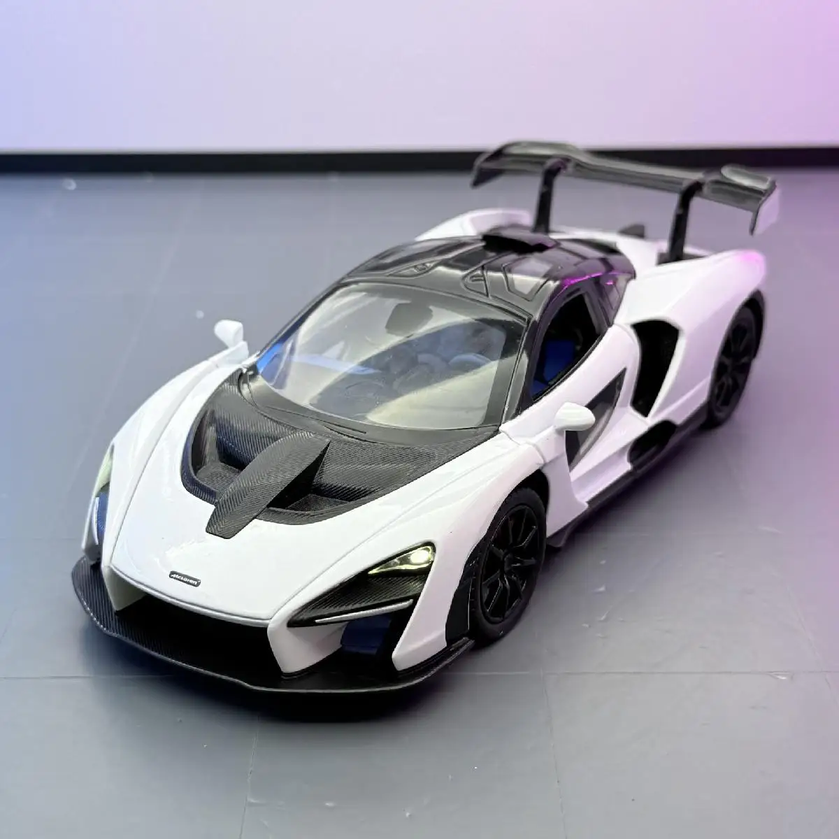 

1:24 гоночный автомобиль Senna, высокая имитация литья под давлением, модель автомобиля из металлического сплава, звуковой свет, коллекция детских игрушек, подарки