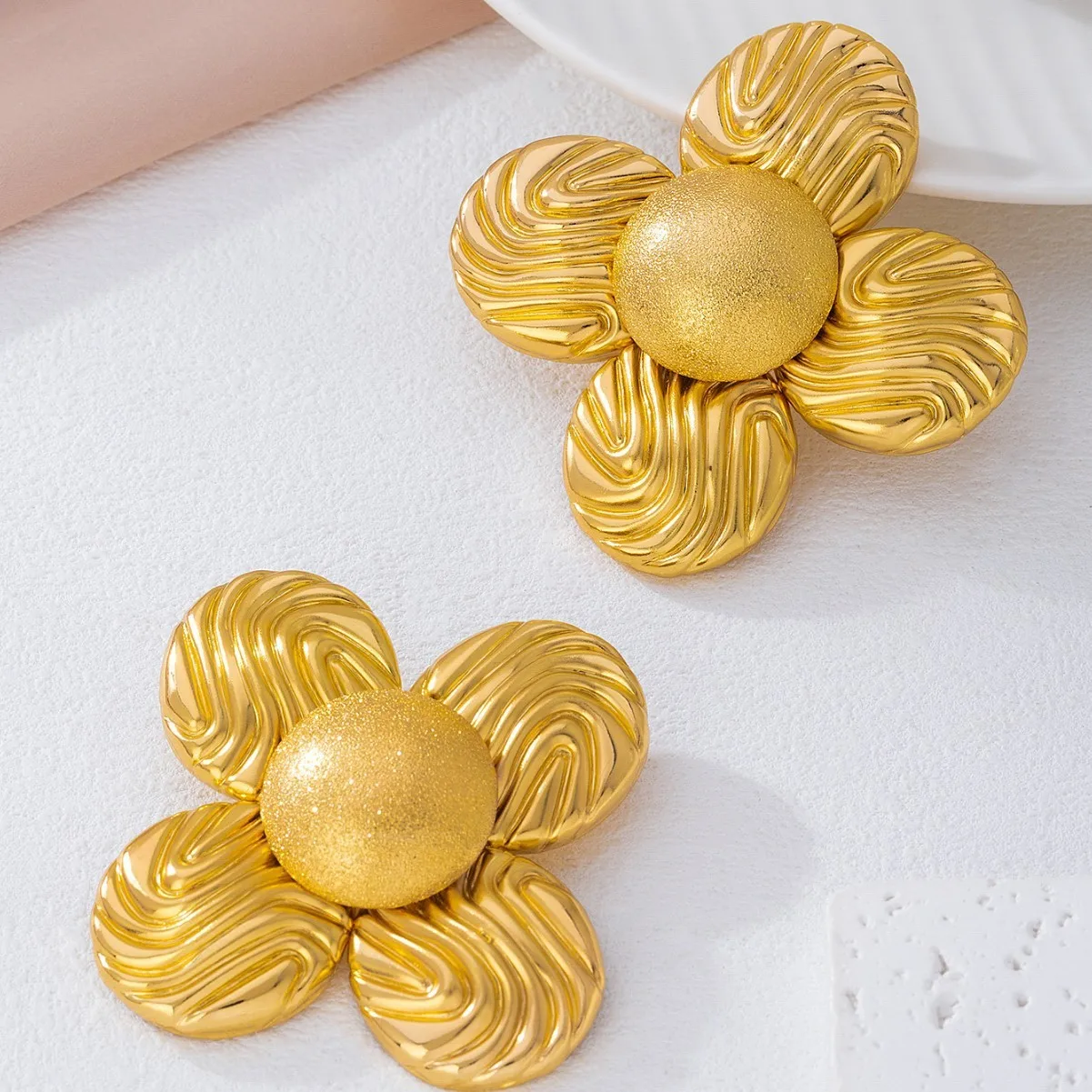 1 Pair of Fashionable Retro Exaggerated Large Earrings for Women, Gold Textured Flower Stud Earrings with a Unique Design, Niche Style, Elegant Women's Earrings