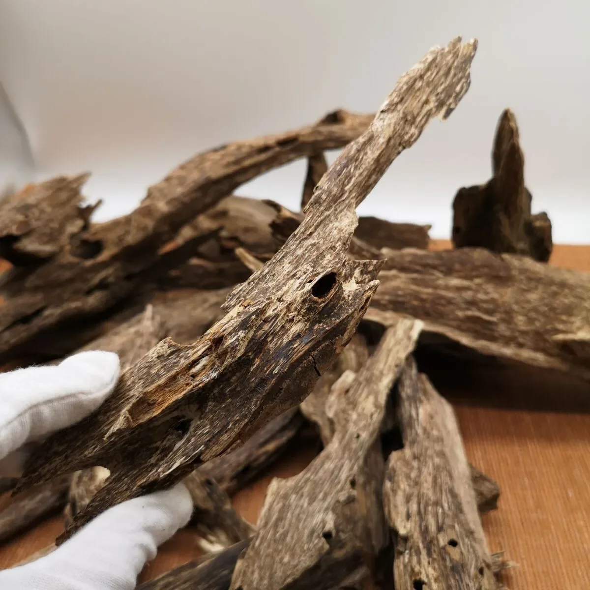 30g/72g Lot High Grade Natural Vietnam Sinking Small Oud Chip Underwater Wood Oud Full Resin  Free Shipping