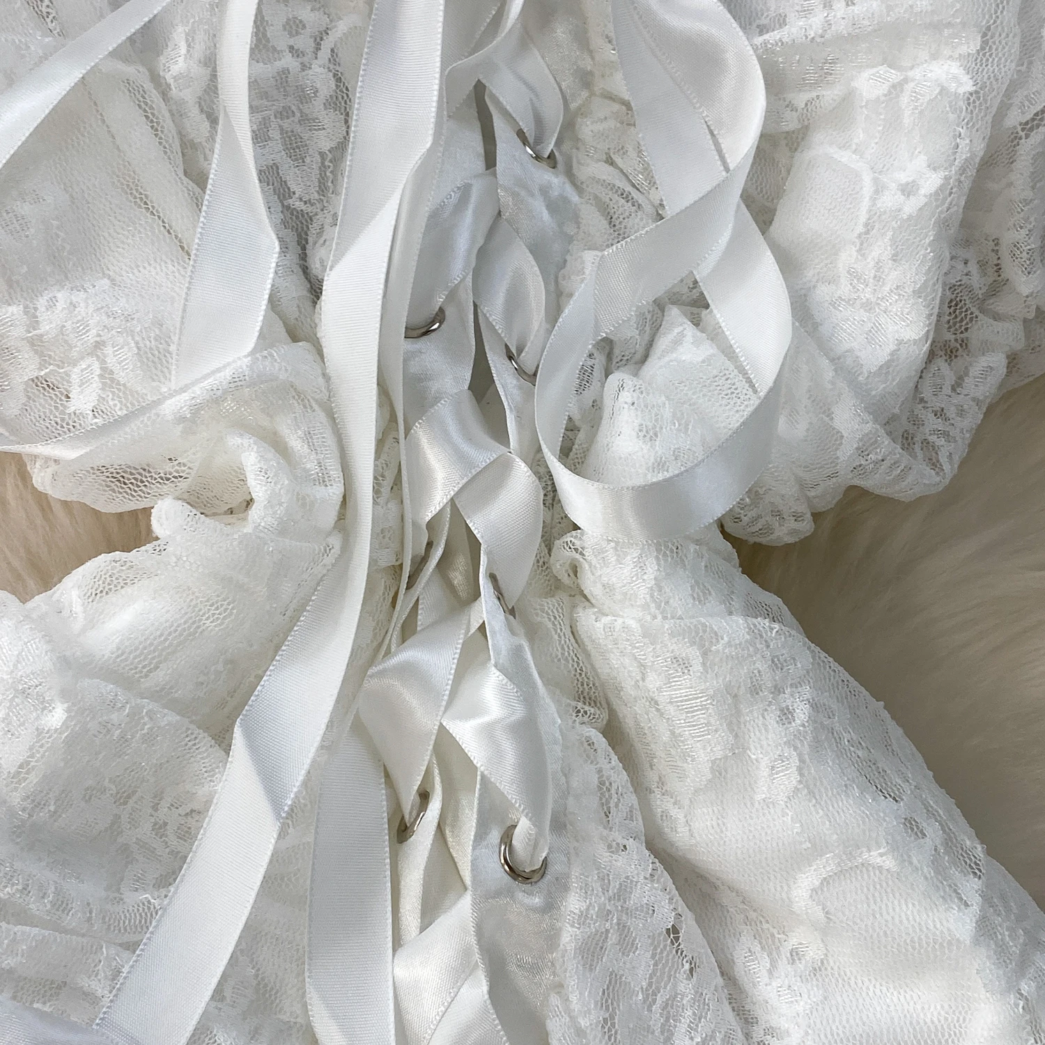 Elegancka sukienka mini w stylu vintage z dekoltem w serek, koronką i ołówkowym kroju. Elegancka, wróżkowa moda koreańska, sukienka letnia w stylu boho, odzież plażowa damska.