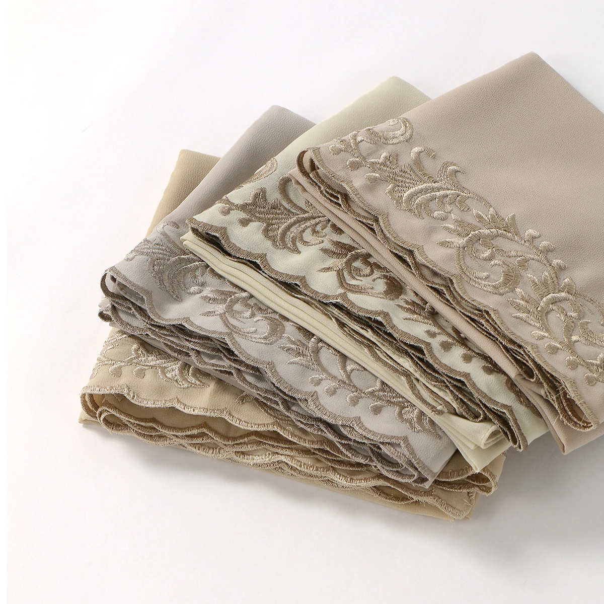 Sciarpa Hijab in chiffon con ricamo floreale per le donne Foulard Hijab musulmano Avvolge morbido Fascia per capelli Scialli per protezione solare estiva Scialli da spiaggia